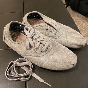 Toms w/ laces